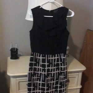 Black and cream sleeveless dress